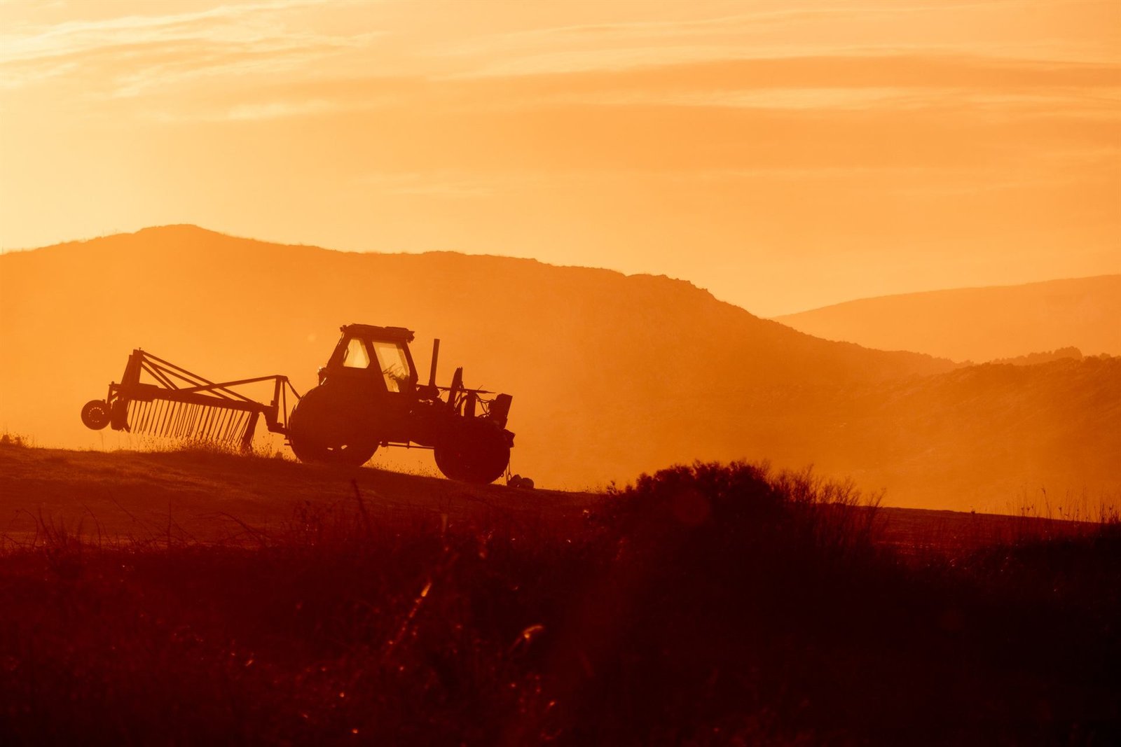 Maquinaria pesada trabajando al atardecer