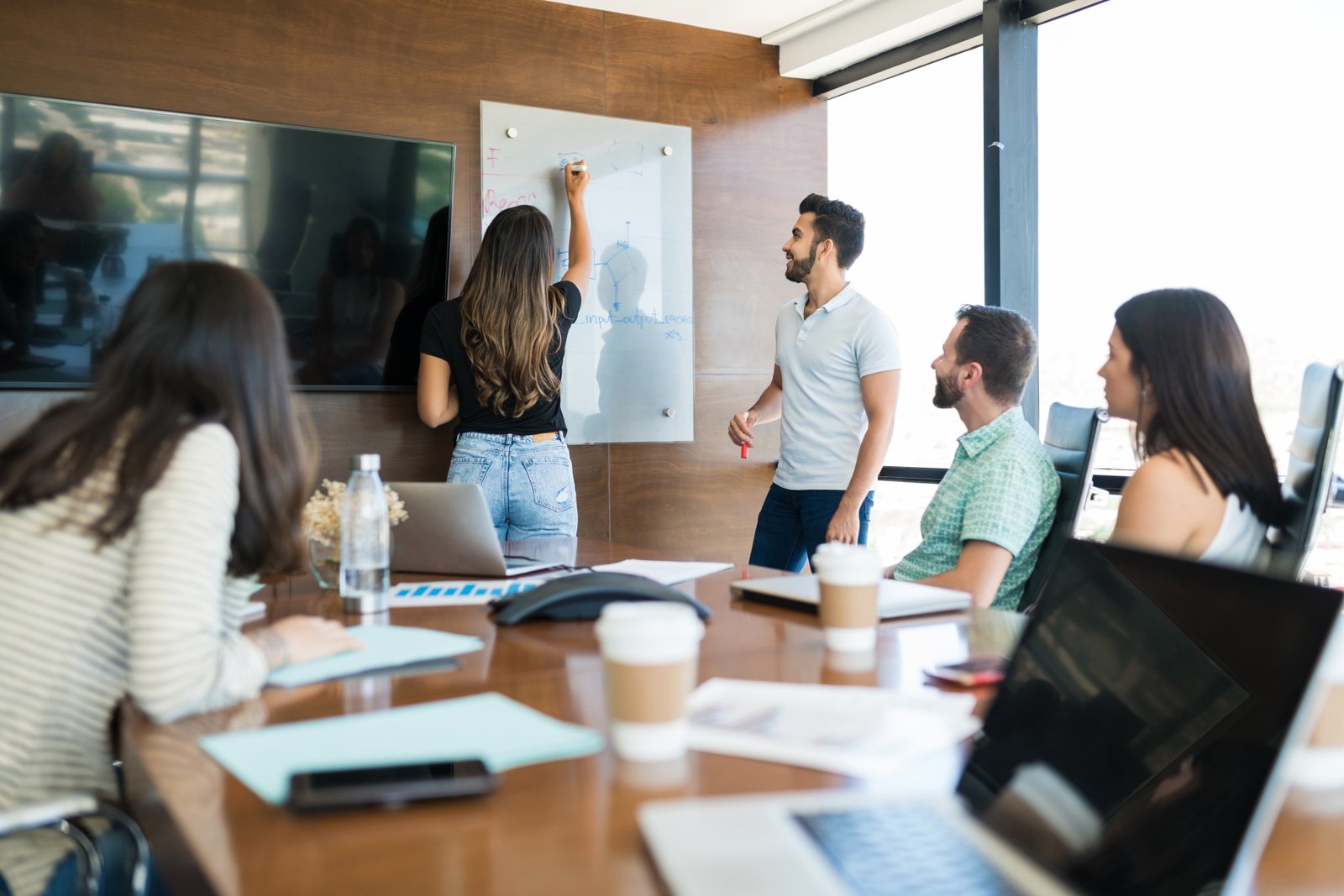 Capacitación de equipos en sala de reuniones